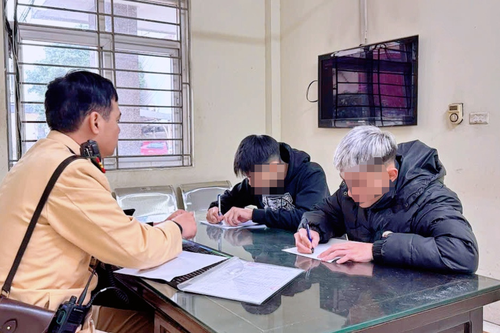 Hà Nội: Tịch thu phương tiện của thanh niên 'bốc đầu' xe trên đường Đặng Công Chất