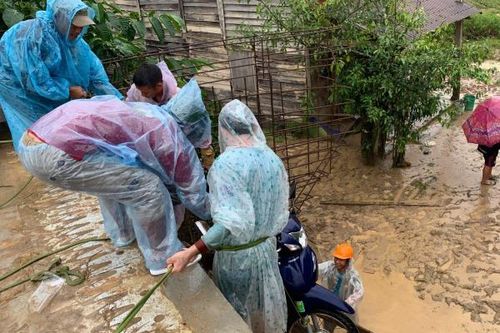 Đất đá sạt lở ầm ầm như thác, nhiều người tháo chạy thục mạng