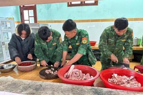Đồn Biên phòng Ga Ry tổ chức 'Bếp ăn 0 đồng' cho người dân vùng sạt lở