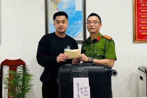 Tìm được chiếc vali chứa 6,8 triệu Won bị thất lạc tại Sân bay Đà Nẵng trao trả cho du khách
