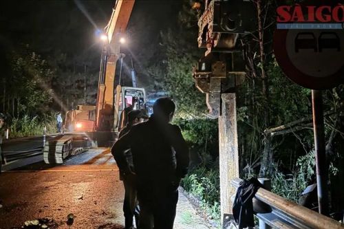 Lâm Đồng: Gia cố khẩn cấp đèo Mimosa trong đêm
