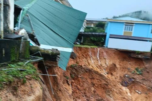 Quảng Ngãi: Sạt lở nghiêm trọng, di dời khẩn giáo viên và học sinh