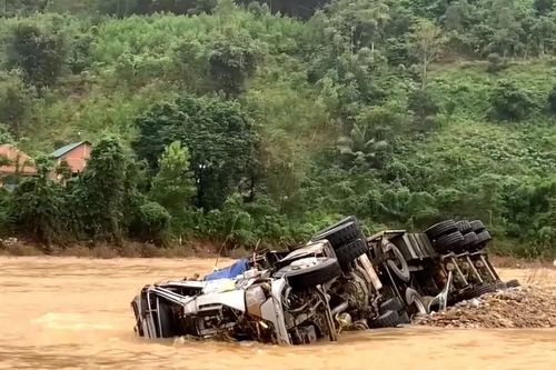 Clip 'đã cứu được tài xế' trong vụ xe đầu kéo bị lũ cuốn là sai sự thật