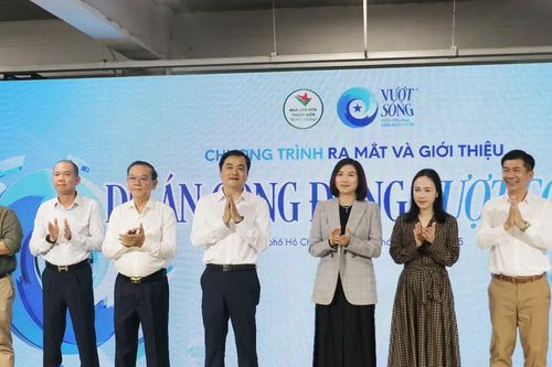 Khởi động dự án cộng đồng 'Vượt sóng'