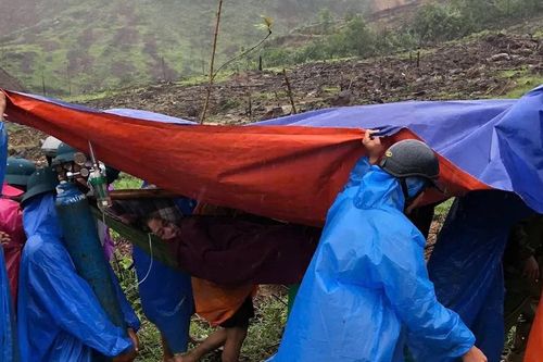 Đà Nẵng: Khiêng võng đưa ba bệnh nhân vượt sạt lở đi cấp cứu