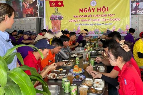 Hàng ngàn công nhân ấm lòng bữa cơm Đại đoàn kết