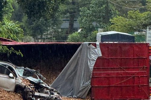Lâm Đồng: Ô tô bẹp dúm sau va chạm với xe container