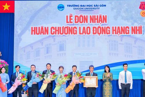 Trường ĐH Sài Gòn nhận Huân chương Lao động hạng nhì