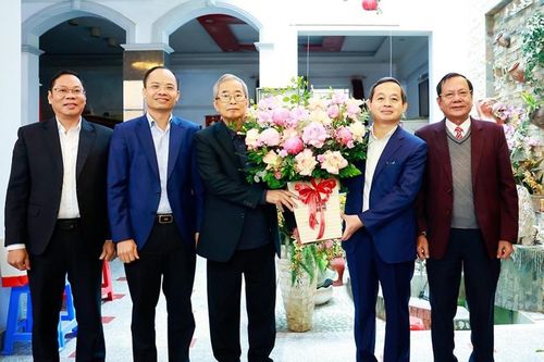 Chủ tịch Bắc Ninh Phạm Hoàng Sơn thăm các nhà giáo tiêu biểu