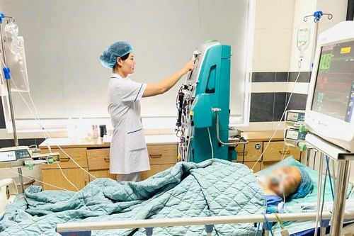 Đau bụng, vật vã người phụ nữ 67 tuổi viêm phúc mạc do thủng tạng rỗng