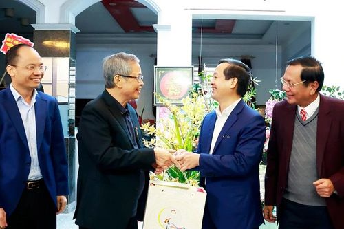 Chủ tịch UBND tỉnh Bắc Ninh thăm các Nhà giáo Nhân dân tiêu biểu