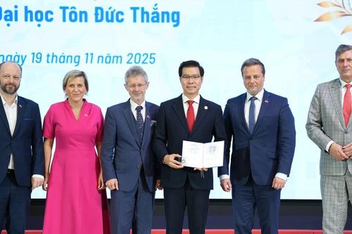 Hai nhà giáo Trường ĐH Tôn Đức Thắng nhận kỷ niệm chương của Thượng viện CH Séc