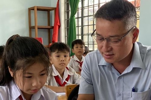 Thầy giáo thầm lặng gieo mầm tương lai trên biên giới Ia Đal