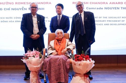 Trao Giải thưởng Hòa bình Romesh Chandra cho nguyên Phó Chủ tịch nước Nguyễn Thị Bình