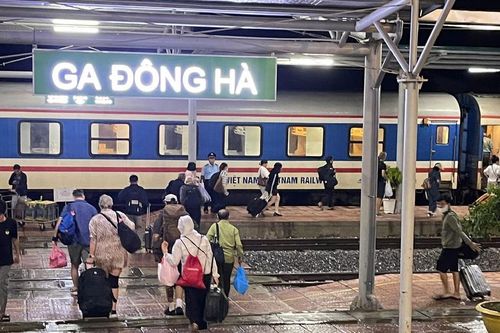 Tiếp tục tạm dừng chạy tàu khách tuyến Bắc - Nam do mưa lũ