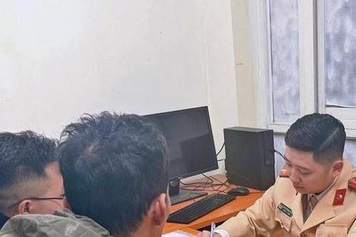 Phạt tài xế làm rơi vãi bùn đất trên phố Tôn Đức Thắng, Hà Nội
