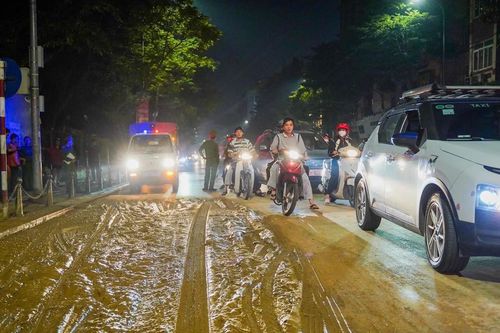 Xử lý tài xế xe tải làm rơi vãi bùn đất xuống đường phố Hà Nội