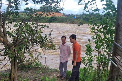 Sạt lở bờ sông Đăk Snghé, hàng trăm hộ dân đối mặt nguy hiểm