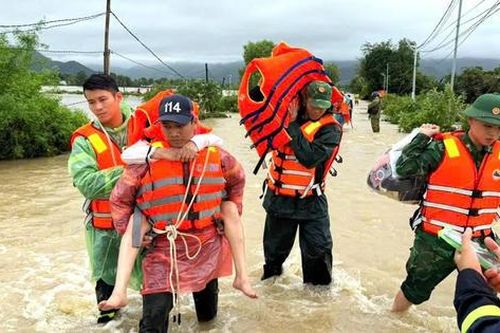 Biên phòng Khánh Hòa điều động mô tô nước tiếp cận vùng ngập sâu, cứu hộ người dân