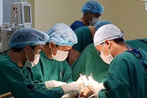 Tai nạn lao động, nam công nhân bị máy cuốn lìa cẳng tay