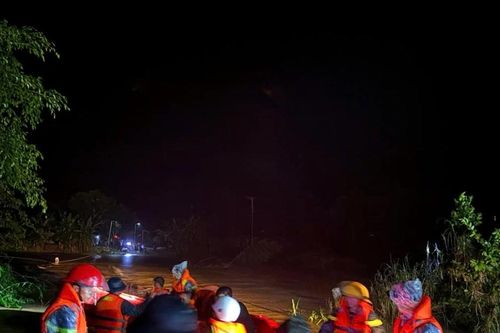 Sơ tán 180 người dân trong đêm mưa lũ