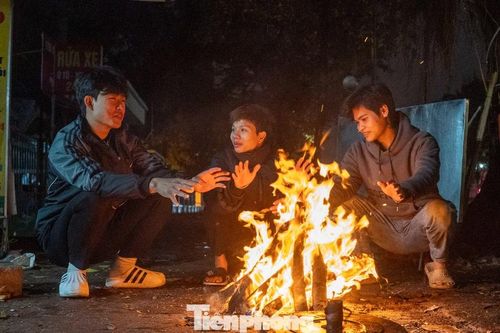 Người Hà Nội đốt lửa sưởi ấm trong đêm lạnh 12 độ C