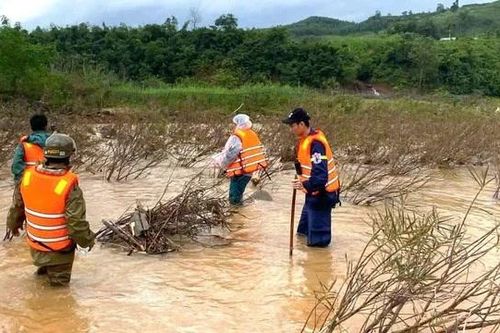 Phát hiện nhiều dấu vết nghi liên quan tài xế bị lũ cuốn ở Quảng Trị