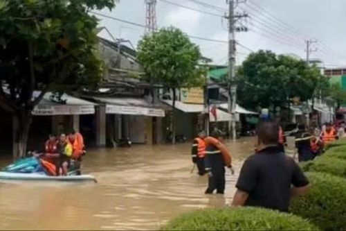 Xuyên đêm ứng cứu người dân ở Khánh Hòa chạy lũ