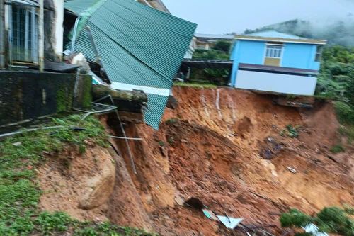 Sạt lở uy hiếp trường học, di dời khẩn cấp giáo viên và học sinh