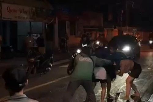 Công an truy tìm nhóm người dừng xe đánh nhau giữa đường ở TPHCM