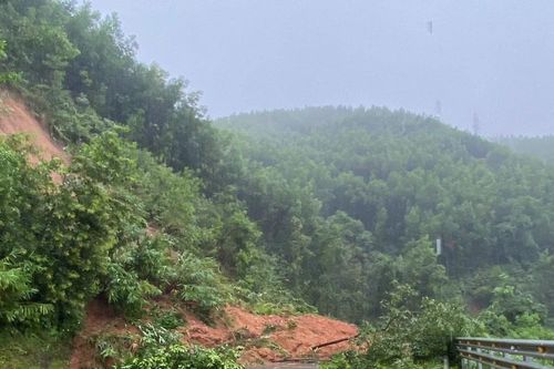 Hàng trăm khối đất đá đổ xuống đèo Phượng Hoàng, giao thông tê liệt