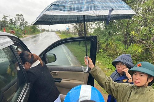 Lãnh đạo xã trưng dụng ô tô của phóng viên đưa sản phụ băng lũ đi đẻ