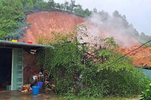 Quảng Ngãi: Núi sạt lở vùi lấp nhà dân, cả xã bị cô lập vì mưa lớn