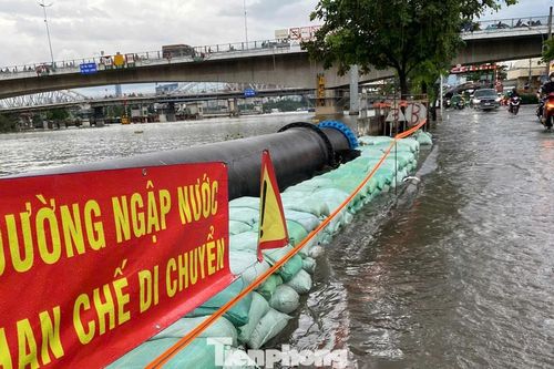 Triều cường dâng cao, người dân 'ngụp lặn' giữa biển nước