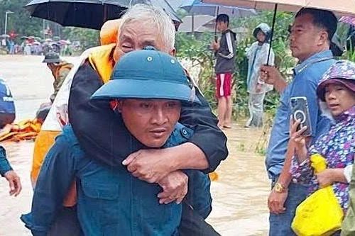 Dầm mưa cứu dân trong dòng lũ dữ ở Đắk Lắk