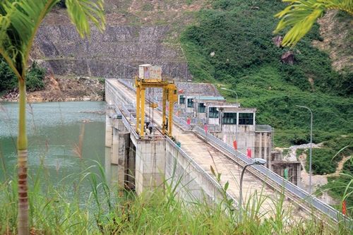 Mưa lớn kéo dài, hồ thủy điện Đakđrinh và các hồ chứa tại Quảng Ngãi đồng loạt xả điều tiết lũ
