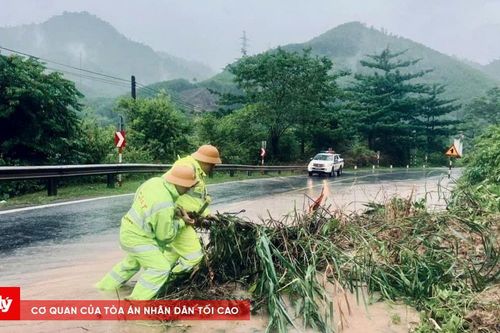 CSGT Đà Nẵng khuyến cáo người dân giữ an toàn trong mưa lũ