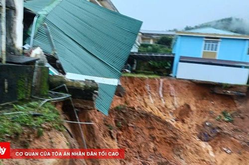Sạt lở uy hiếp trường học Quảng Ngãi, di dời gấp học sinh