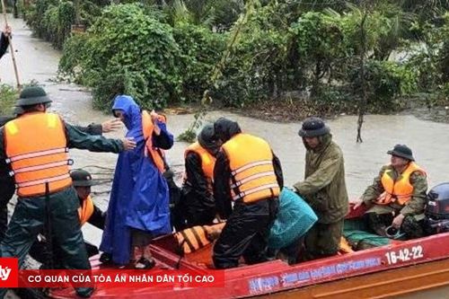 Phó Chủ tịch tỉnh Gia Lai chỉ đạo giải cứu thành công 11 người dân bị nước lũ cô lập
