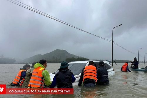 Kịp thời cứu ô tô bị lũ cuốn trên tuyến ĐT611
