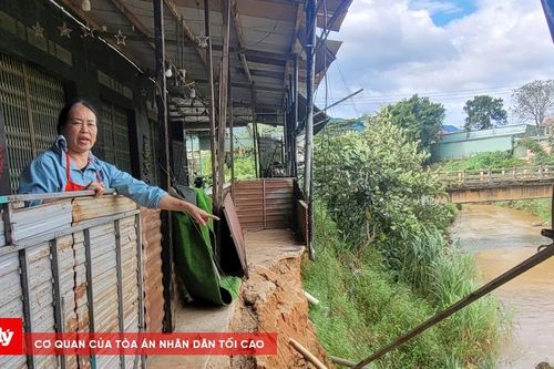 Quảng Ngãi: Sạt lở nghiêm trọng đe dọa nhà dân ven suối Đăk Sia