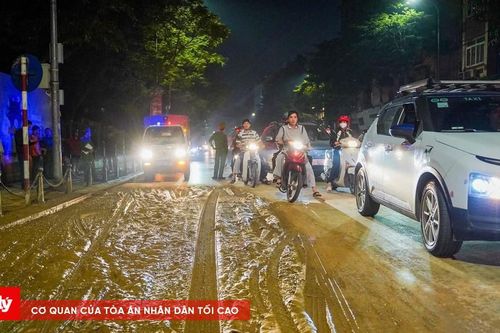 Làm rơi nhiều bùn đất trên phố Hà Nội, tài xế bị xử phạt