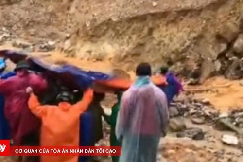 Lực lượng y tế và dân quân vượt sạt lở đưa bệnh nhân đi cấp cứu