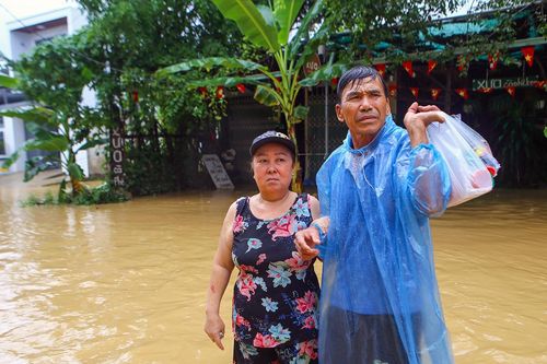 Tây Nha Trang lại chìm trong nước lũ, cuộc sống đảo lộn khắp phố phường