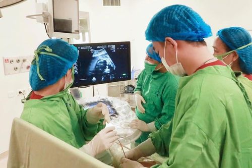 Chạy đua cứu sống thai nhi 25 tuần tuổi bị tràn dịch màng phổi