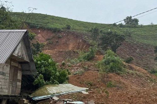 Quả đồi bị sạt lở, 'nuốt chửng' một nhà dân ở Đắk Lắk