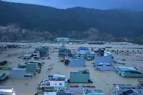 Ứng phó khẩn cấp với lũ vượt đỉnh lịch sử ở sông Ba, sông Kôn