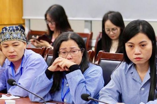 Nữ giáo viên mắc ung thư bật khóc trong lễ tri ân Ngày Nhà giáo Việt Nam 20/11