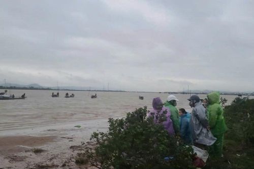 2 vợ chồng bị lật thuyền khi đánh cá, một người mất tích