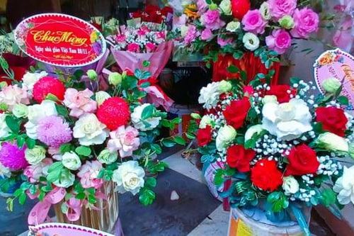 Hà Nội: Thị trường hoa tươi nhộn nhịp dịp 20/11, giá tăng mạnh theo sức mua